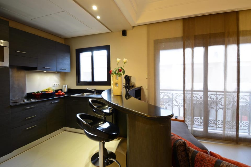 Kitchen or kitchenette, Dining area, stove