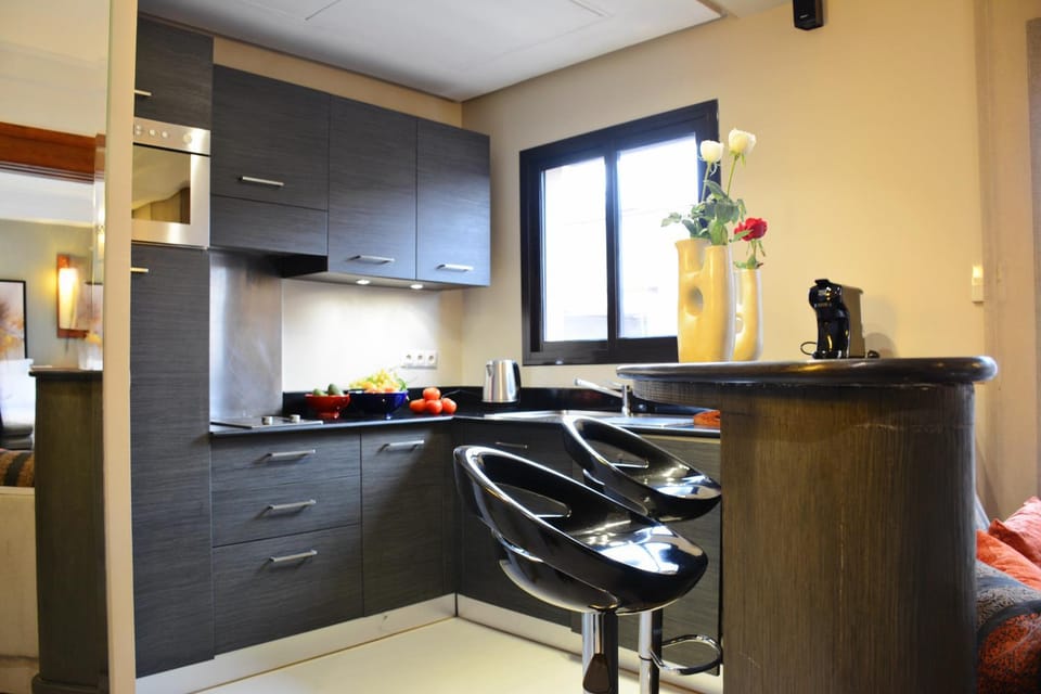 Kitchen or kitchenette, Dining area, stove