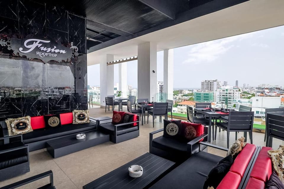 Restaurant/places to eat, Balcony/Terrace, Lounge or bar
