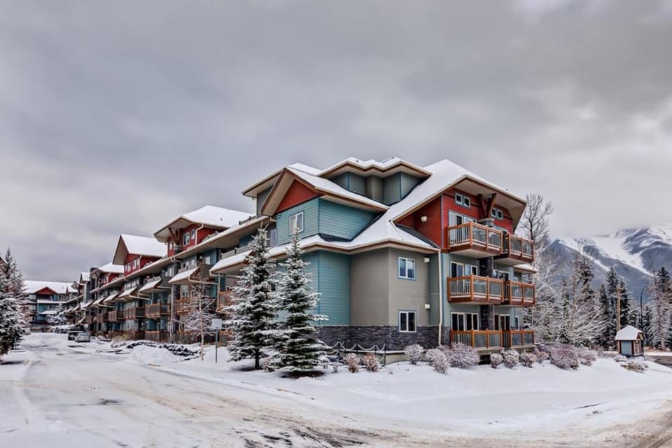 Spacious Getaway near Banff with Heated Pool House in Canmore