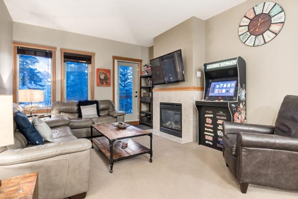 Spacious Getaway near Banff with Heated Pool House in Canmore