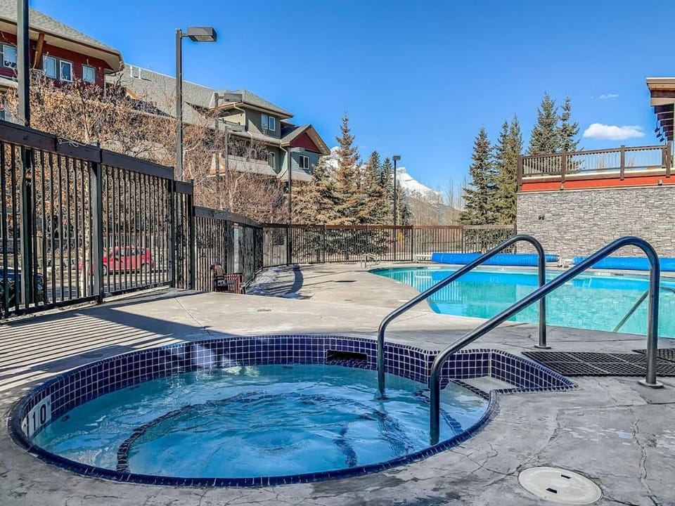 Hot Tub, Swimming pool