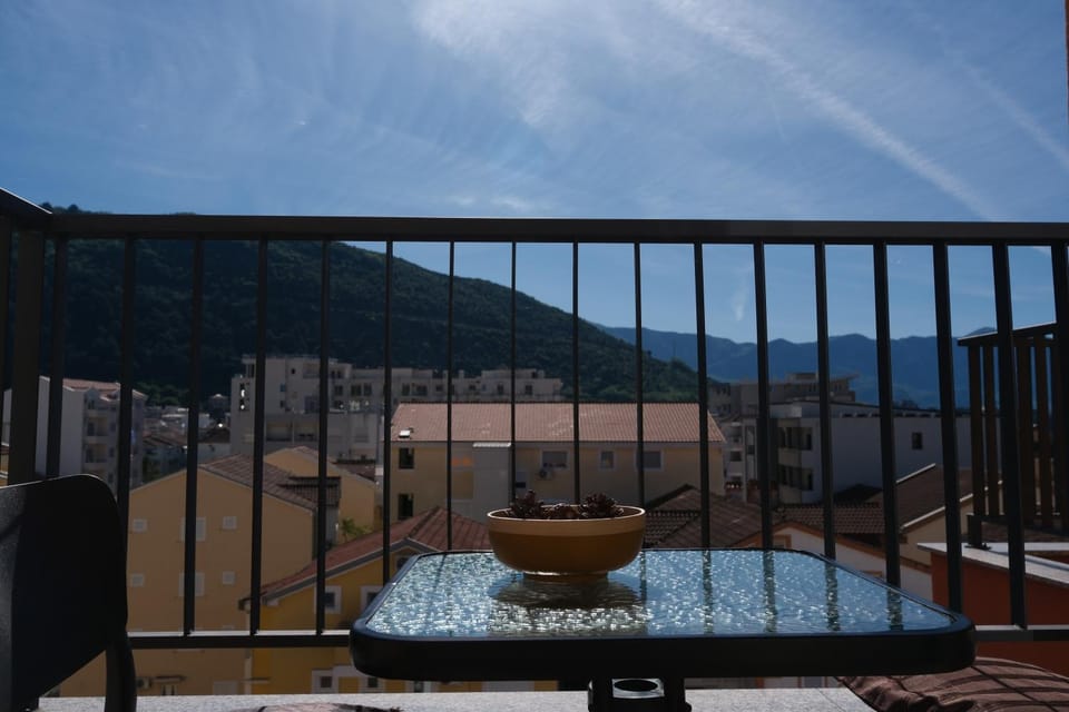 Day, Natural landscape, View (from property/room), Balcony/Terrace, Dining area, Mountain view, furniture