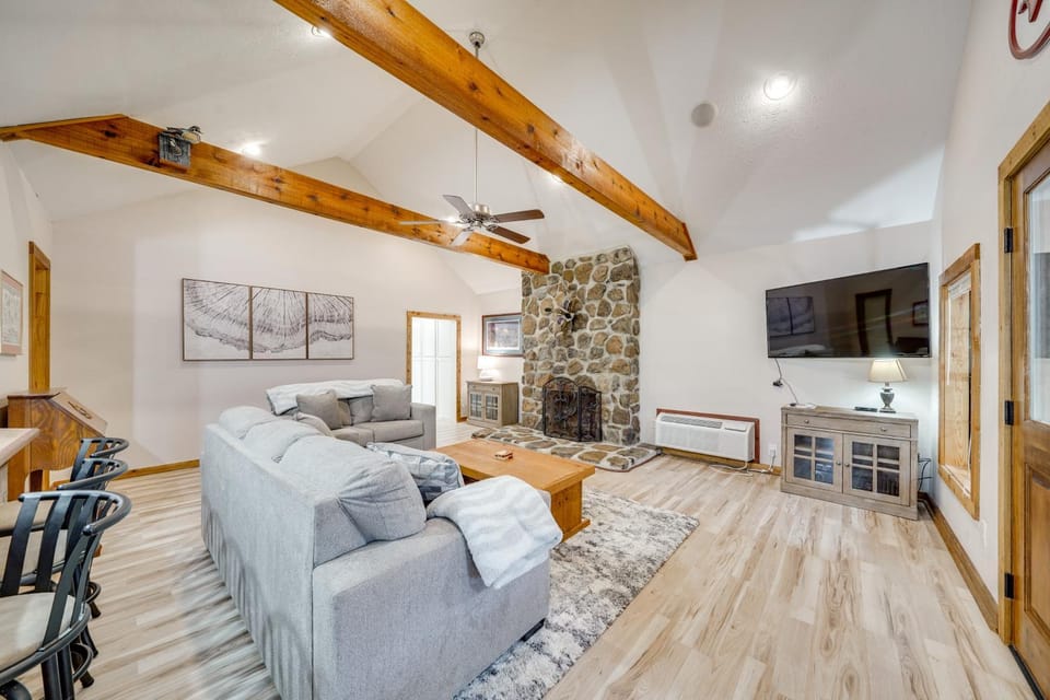 Waterfront Texarkana Cabin: Tranquil Acreage Cabin in Texarkana