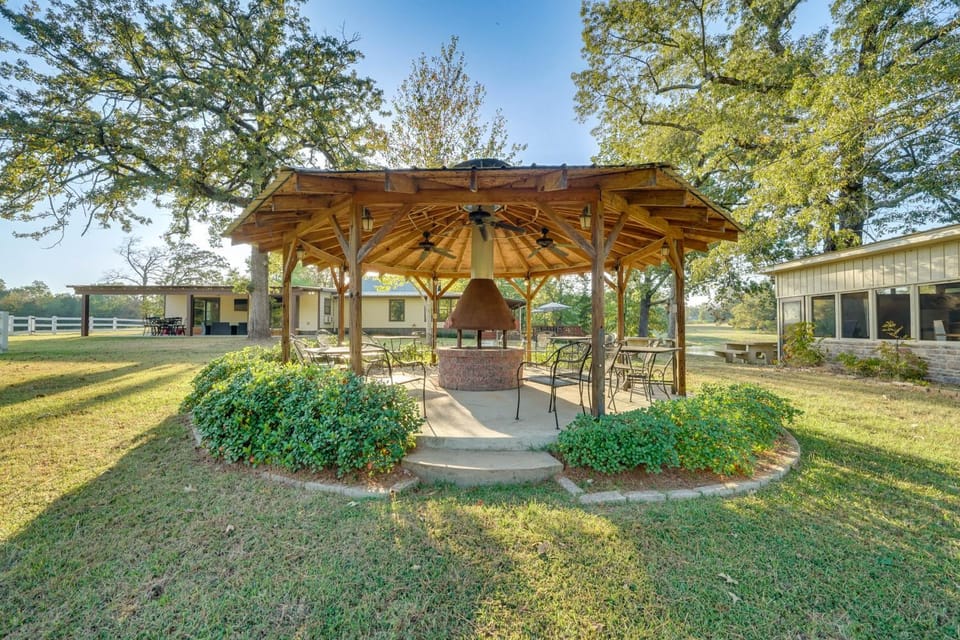 Waterfront Texarkana Cabin: Tranquil Acreage Cabin in Texarkana