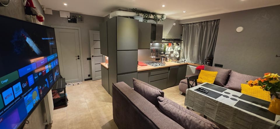 TV and multimedia, Kitchen or kitchenette, Living room, Seating area, Dining area