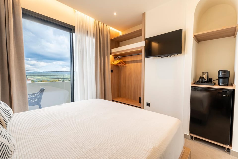 Bed, Natural landscape, TV and multimedia, Photo of the whole room, Bedroom