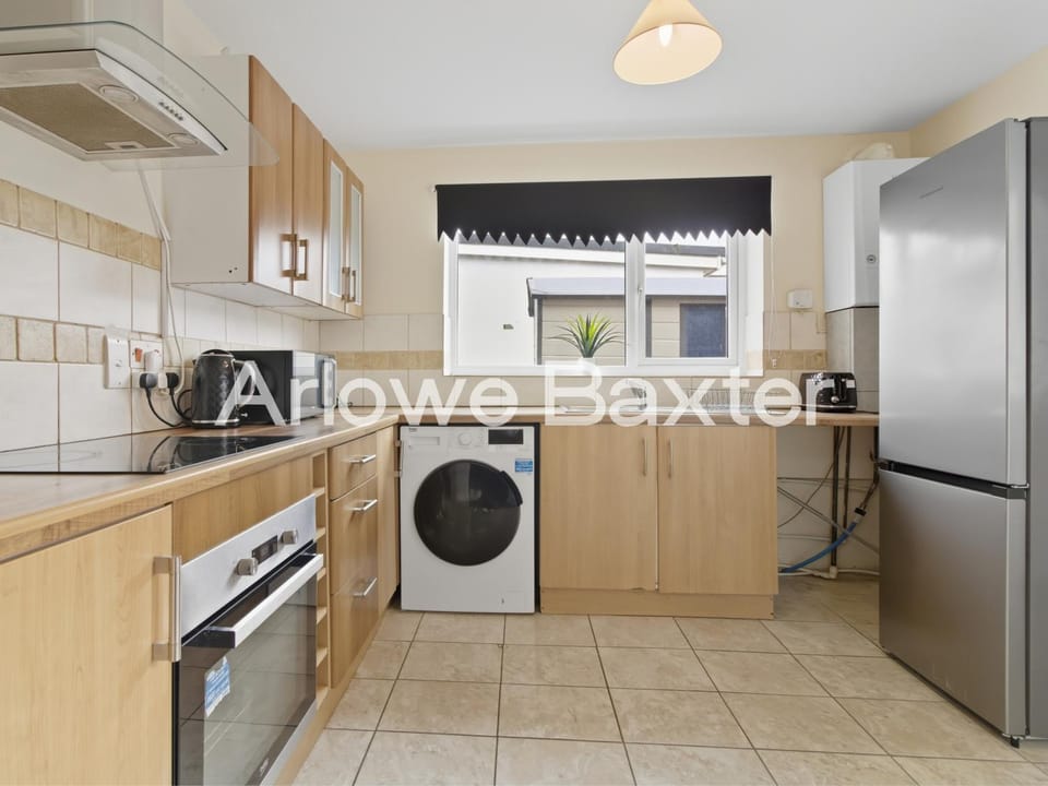 Spacious 3BR House in Tilbury, Driveway and Garden House in Grays