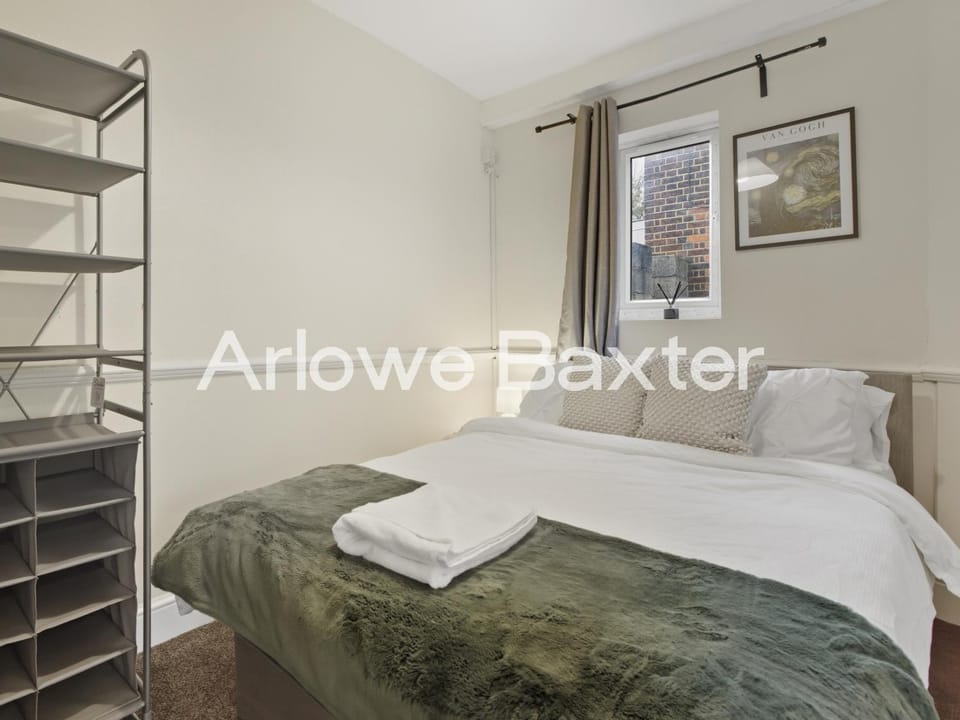 Spacious 3BR House in Tilbury, Driveway and Garden House in Grays
