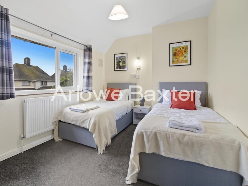 Spacious 3BR House in Tilbury, Driveway and Garden House in Grays