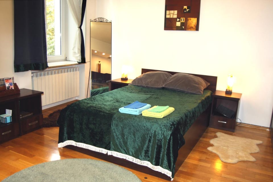 Bed, towels