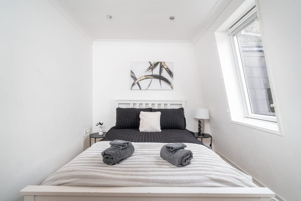 Bed, towels