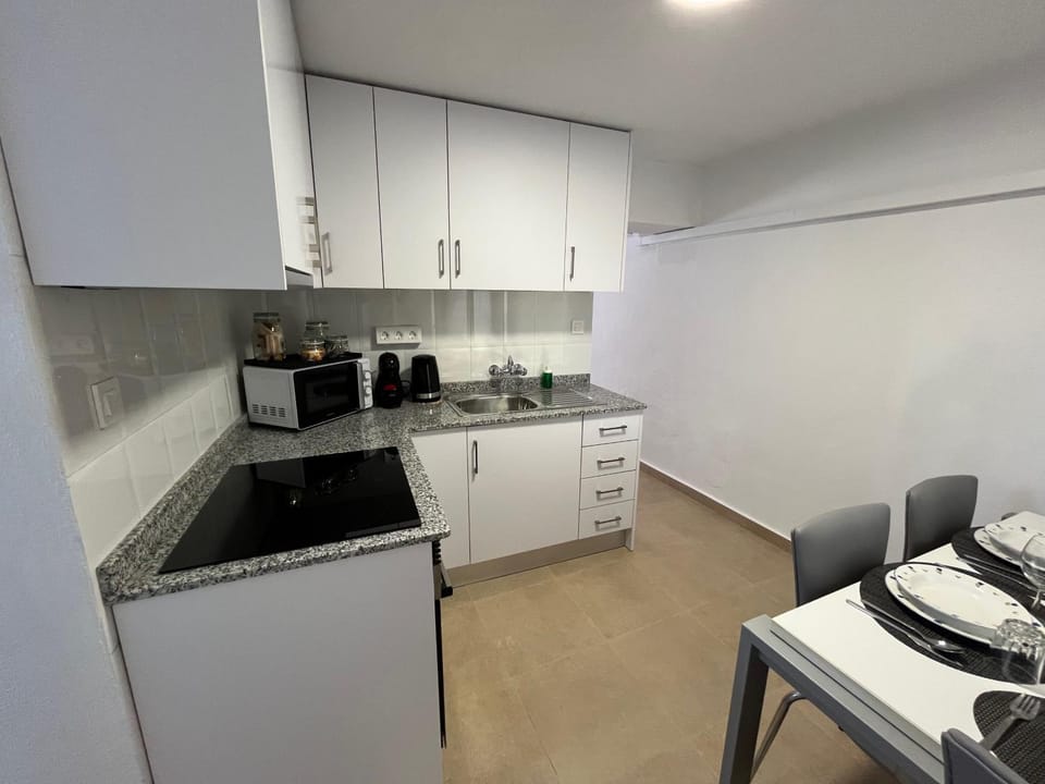Kitchen or kitchenette, Dining area, oven, stove