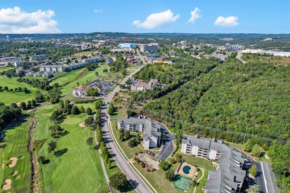 R&L Scenic Views - Retreat for 4 House in Branson