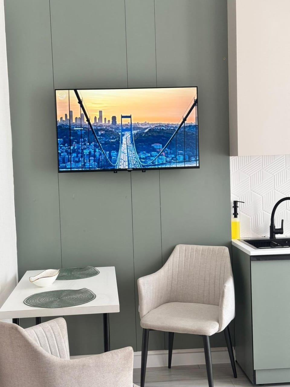 Kitchen or kitchenette, Dining area