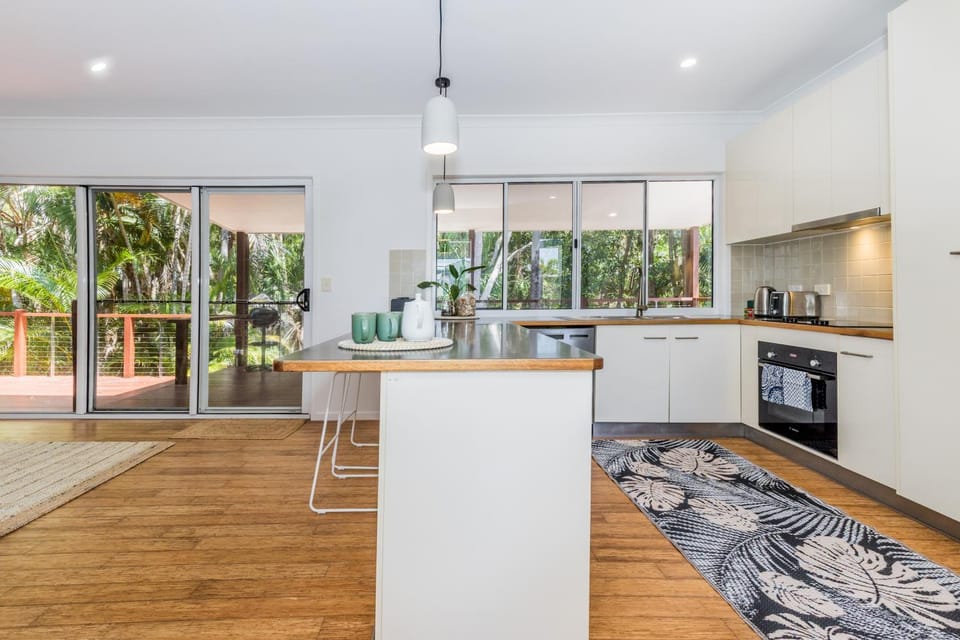 Kitchen or kitchenette, dishwasher, minibar, oven, stove