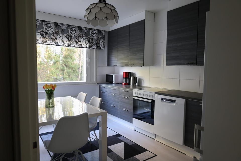 Coffee/tea facilities, Kitchen or kitchenette, Dining area, dishwasher, oven, stove