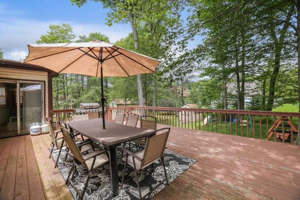 The Playhouse Retreat Large Game Room Fire Pit House in Coolbaugh Township