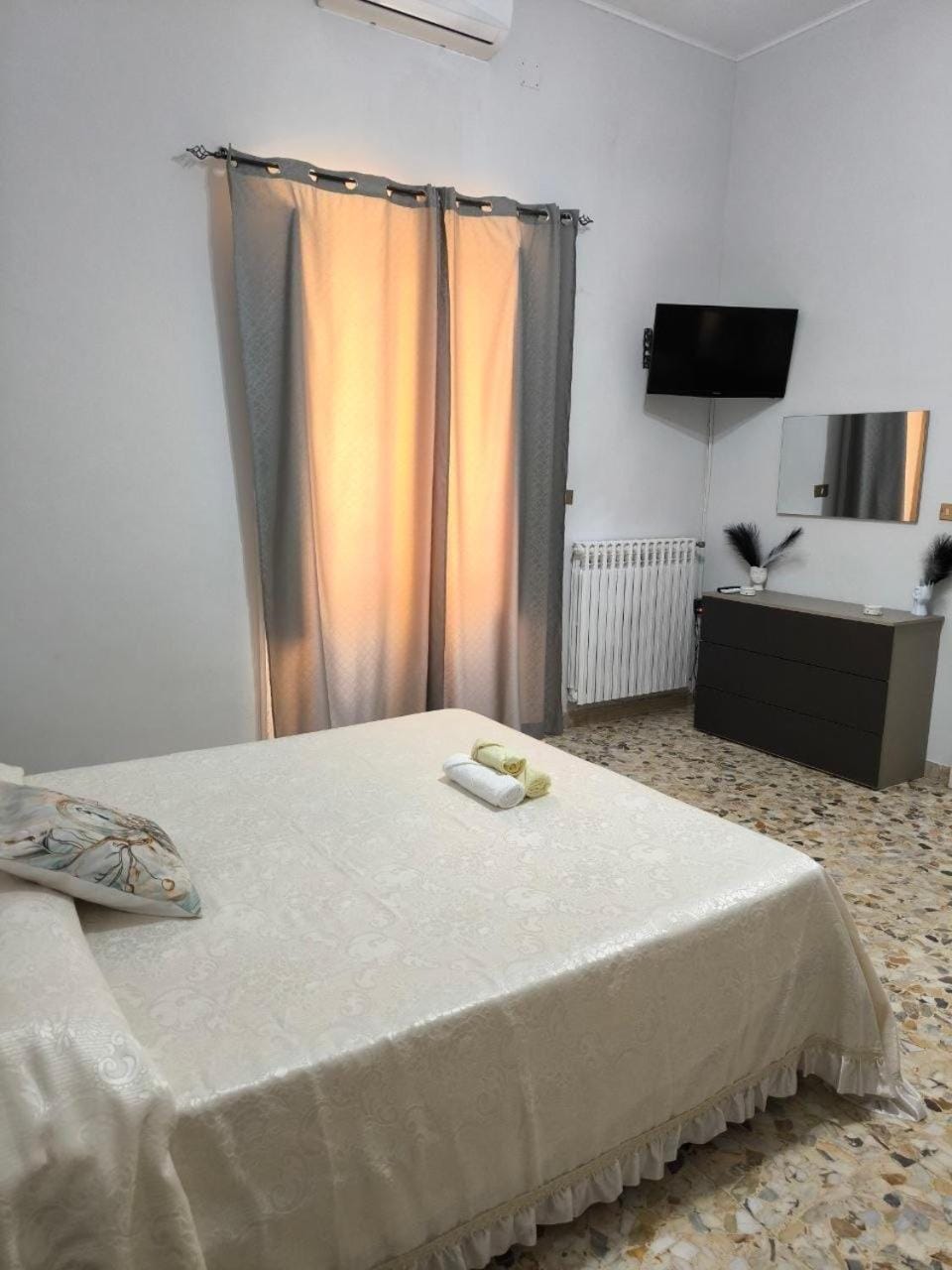 Bed, TV and multimedia, Photo of the whole room, Bedroom, hair dryier, towels, laundry, air conditioner