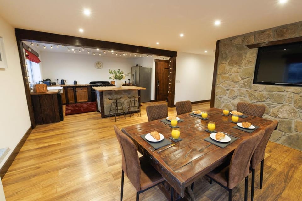 Kitchen or kitchenette, Seating area, Dining area