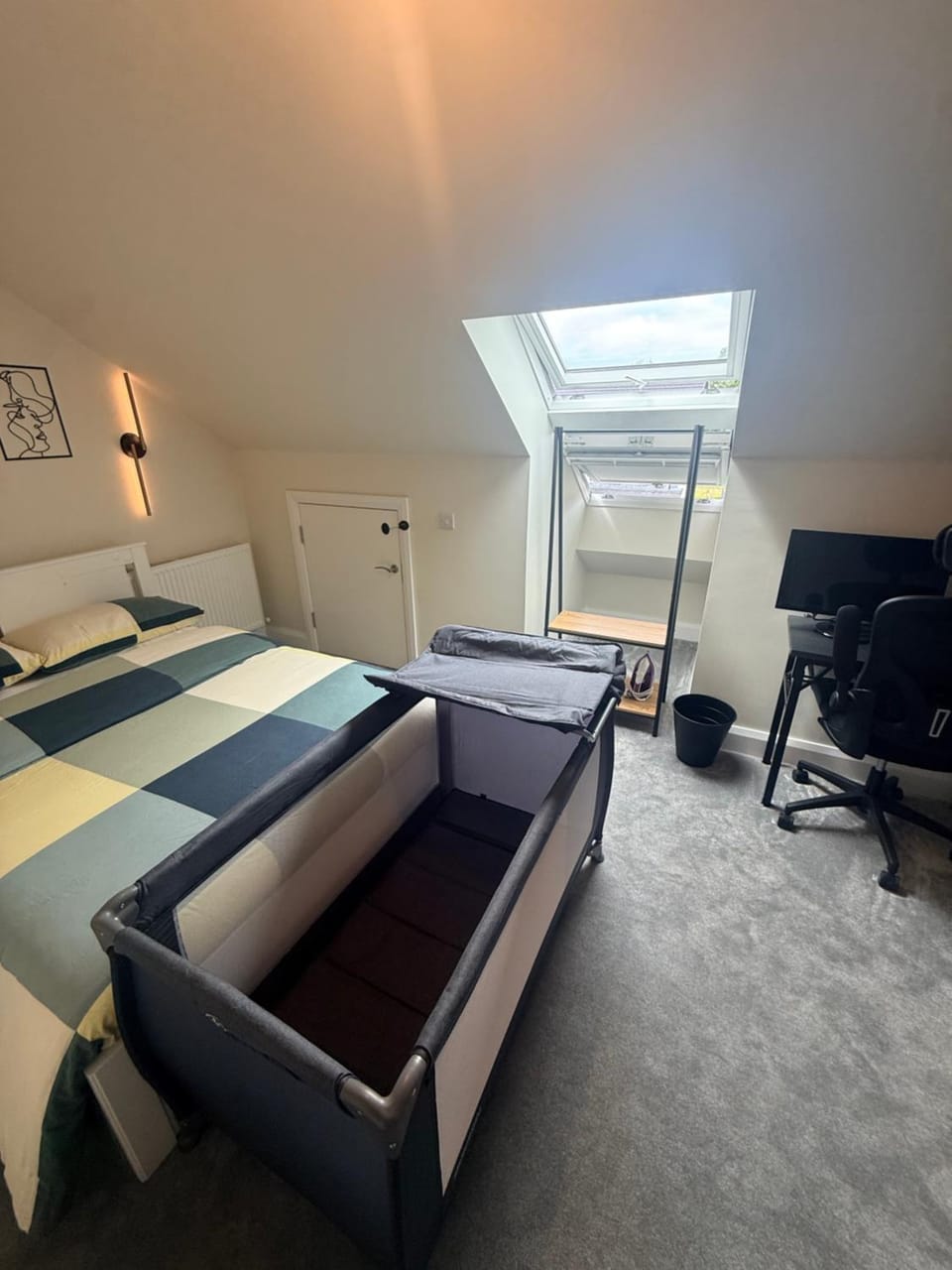 Bedroom, cot