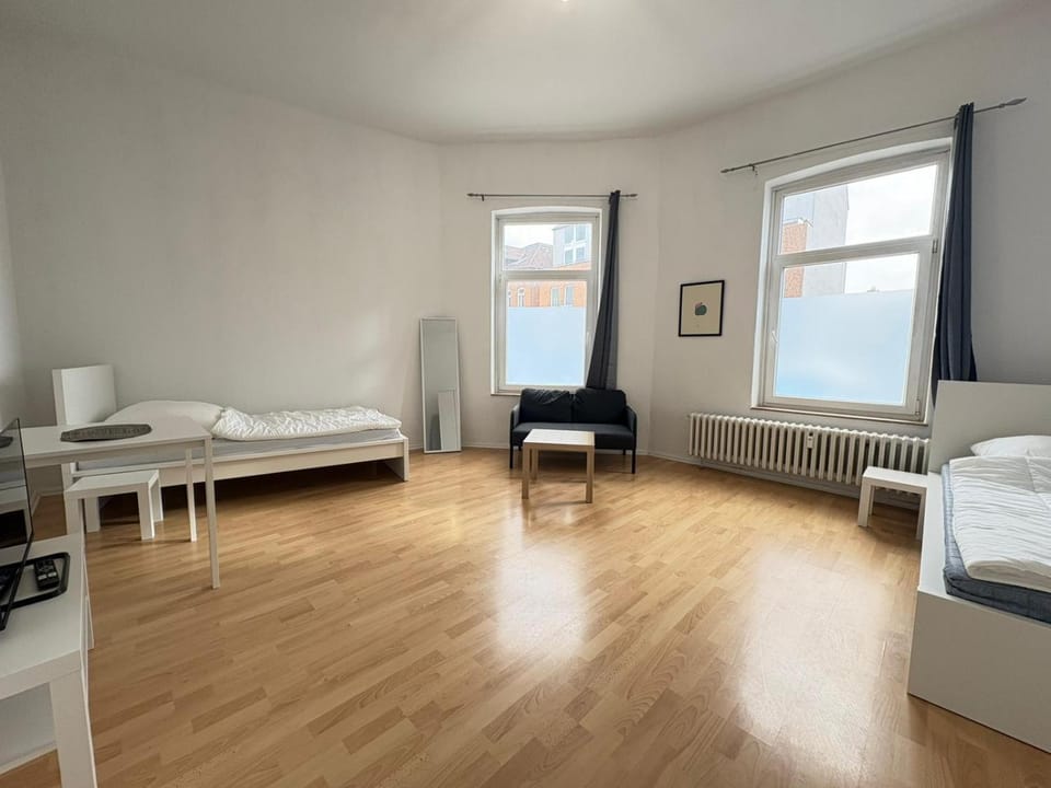 Bed, TV and multimedia, Living room, Photo of the whole room, Seating area, Bedroom