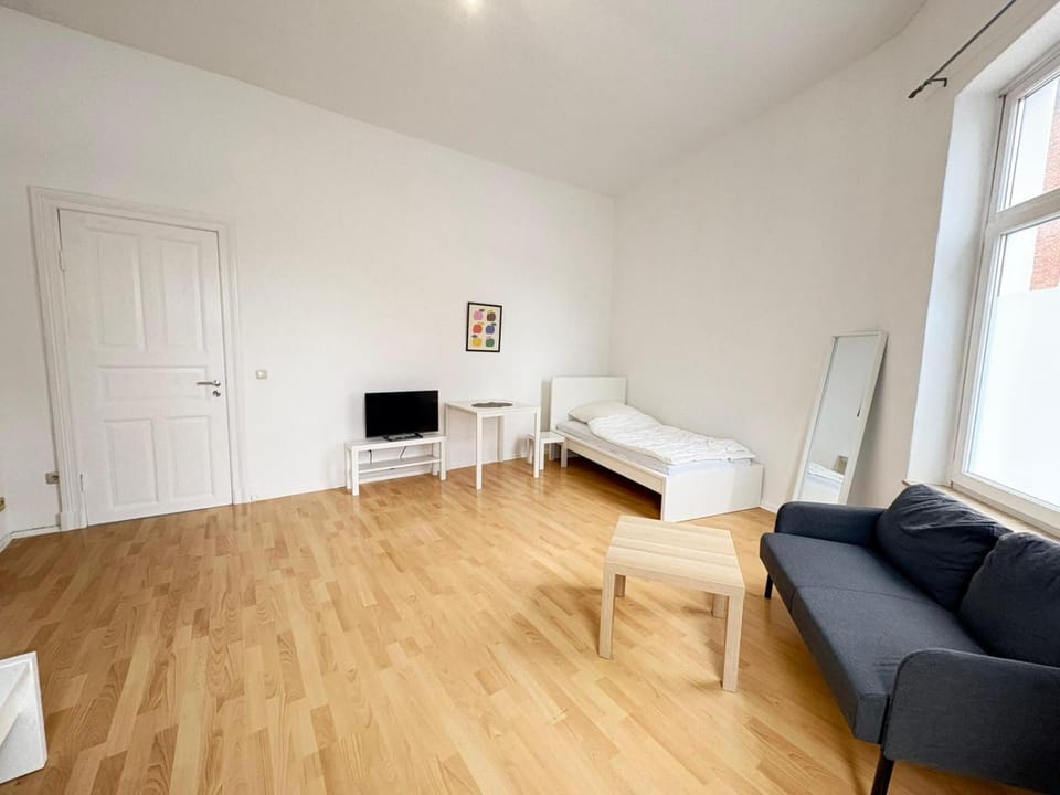 Bed, TV and multimedia, Photo of the whole room, Seating area, Bedroom