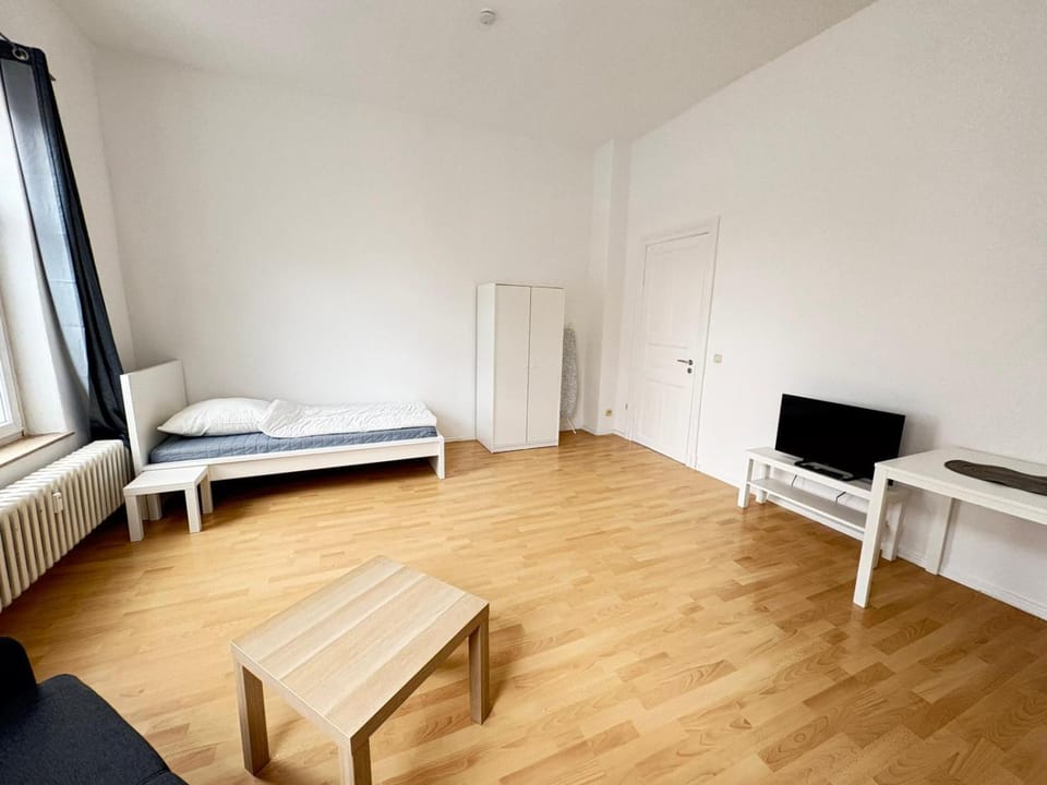 Bed, TV and multimedia, Photo of the whole room, Seating area, Evening entertainment, Bedroom
