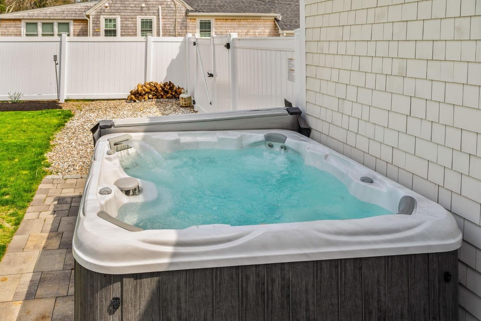 Family Retreat hot tub Firepit Beach nearby House in Centerville
