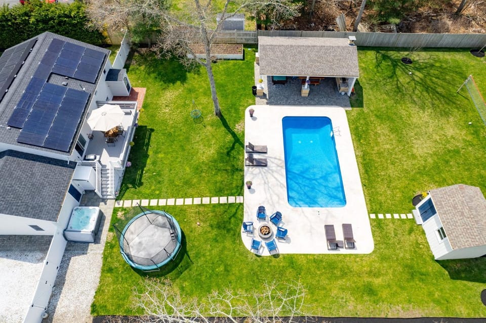 Family Retreat hot tub Firepit Beach nearby House in Centerville