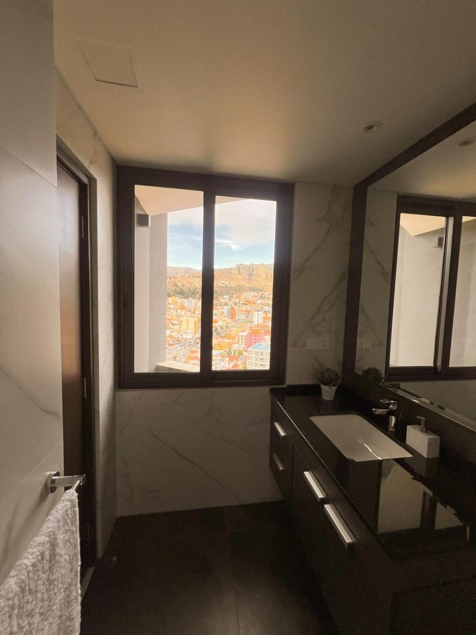 Departamento Zona Sur, nuevo y lujoso de 2 habitaciones y 2 baños en el piso 16 excelente vista y soleado Apartment in La Paz