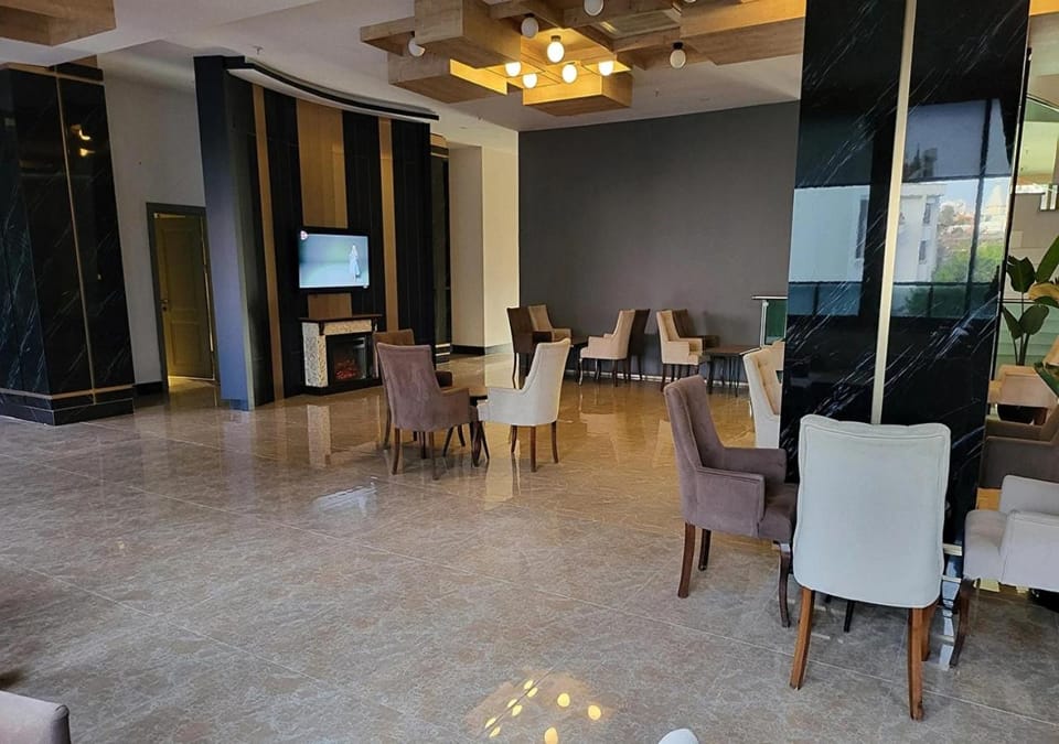 Restaurant/places to eat, TV and multimedia, Living room, Banquet/Function facilities, Seating area