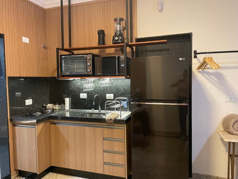 Kitchen or kitchenette, microwave, minibar, oven, stove