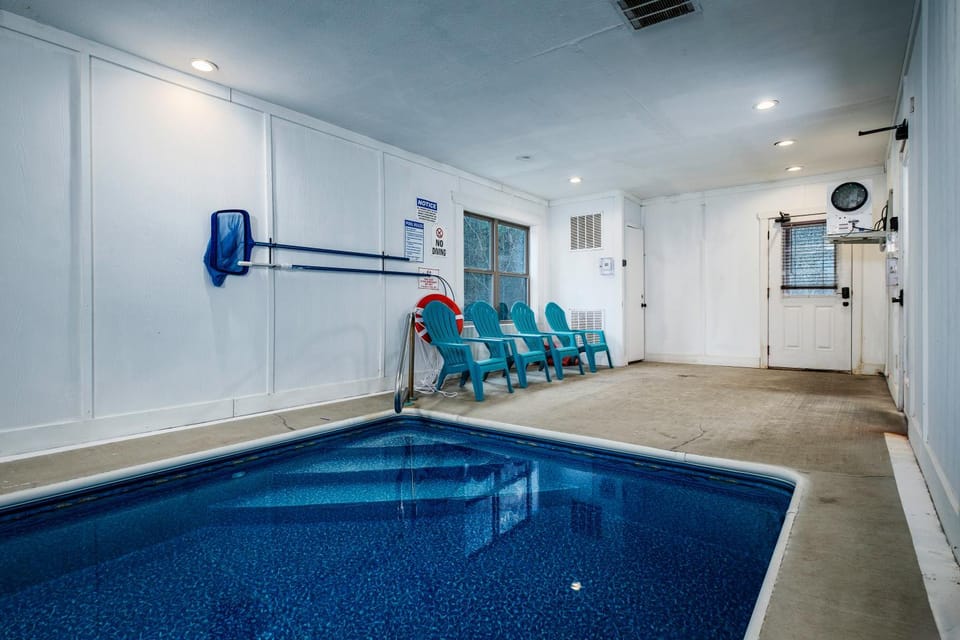 A Bear Creek Plunge Take the Plunge Into Paradise Chalet in Pigeon Forge