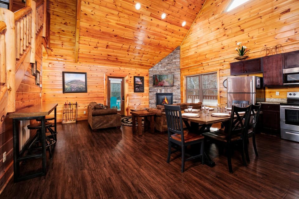 A Bear Creek Plunge Take the Plunge Into Paradise Chalet in Pigeon Forge