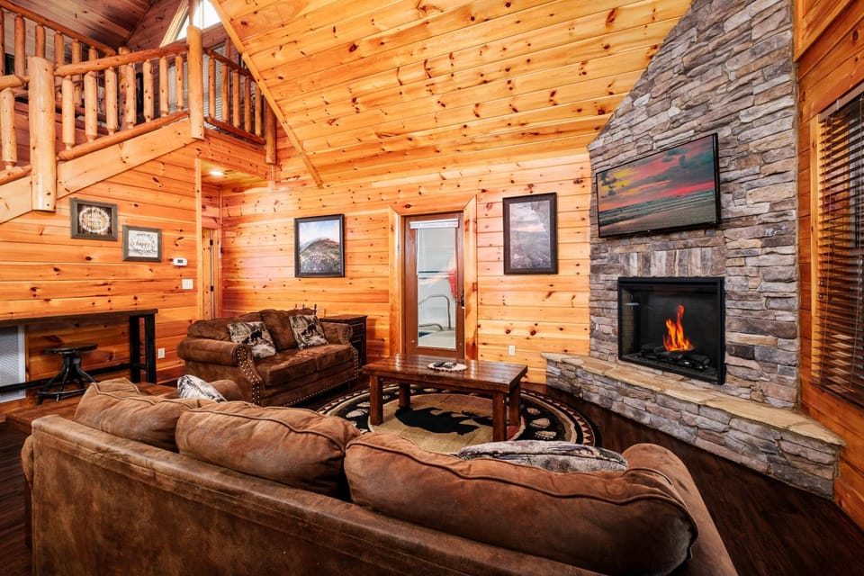A Bear Creek Plunge Take the Plunge Into Paradise Chalet in Pigeon Forge