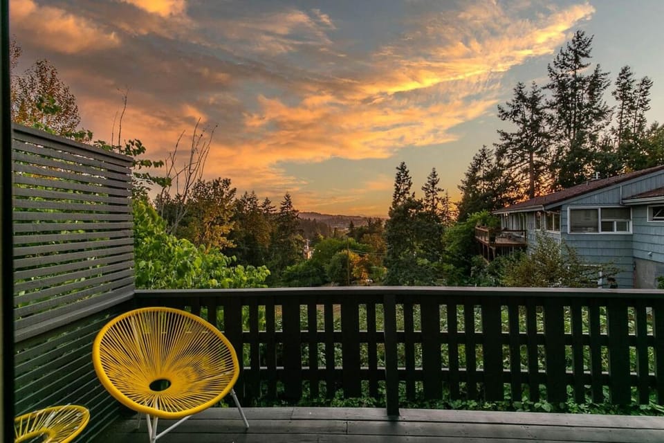 3 min to UO with amazing views! Central to all! House in Eugene