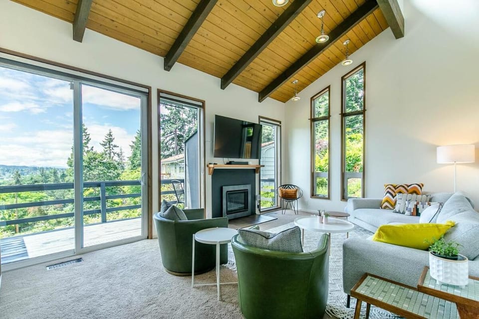 3 min to UO with amazing views! Central to all! House in Eugene