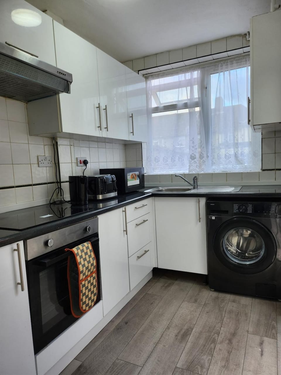 Kitchen or kitchenette, stove, washing machine