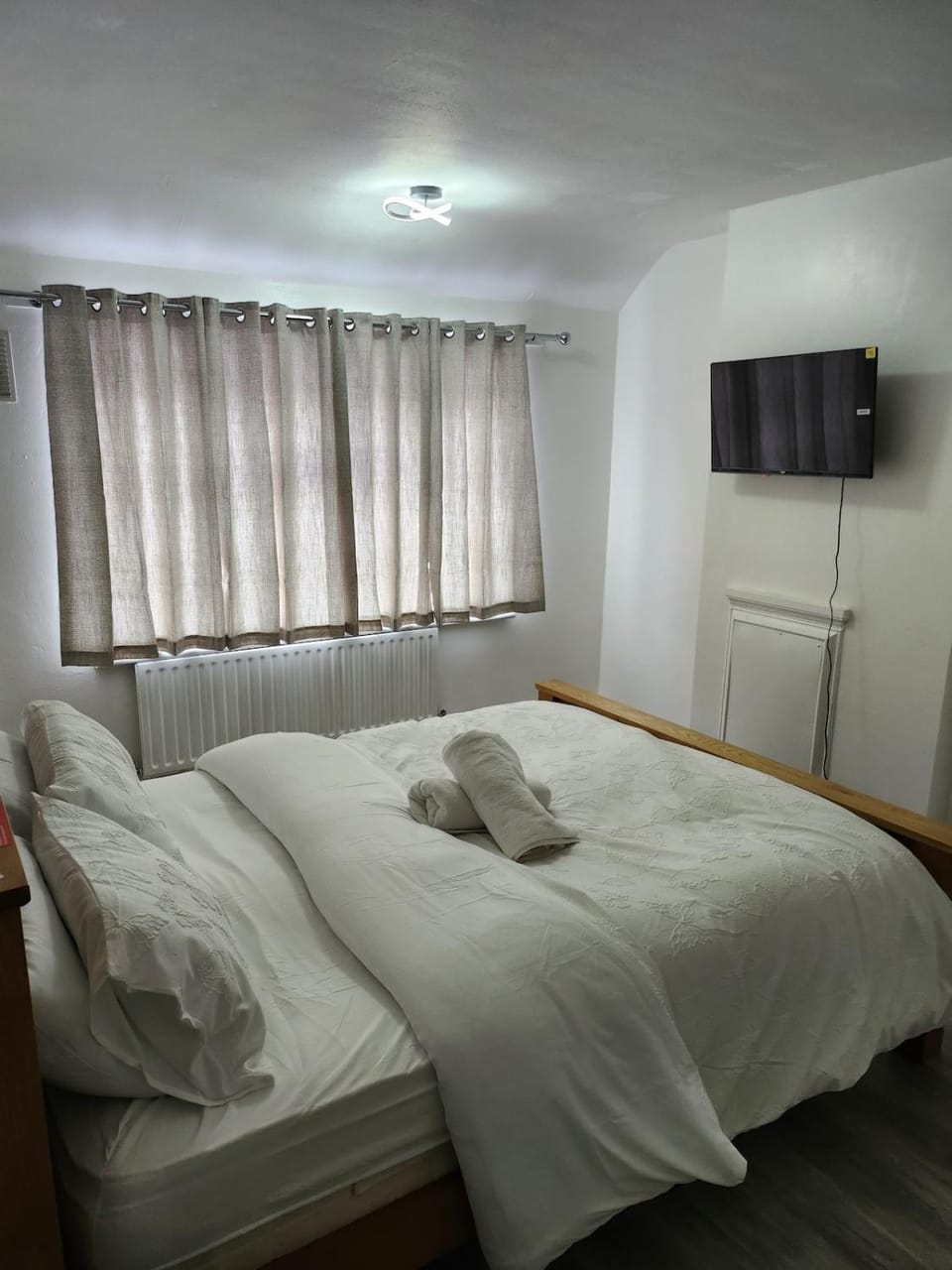 Bed, TV and multimedia, Photo of the whole room, Bedroom