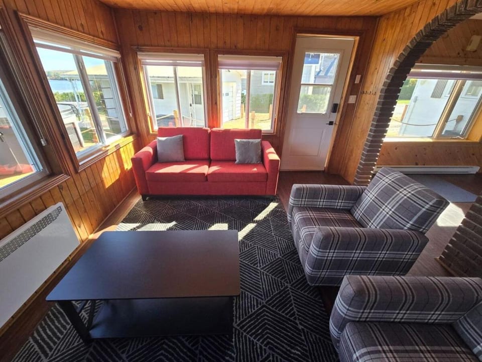 Chalet du Manoir-Bord de l'eau-Plage Chalet in Lac Simon