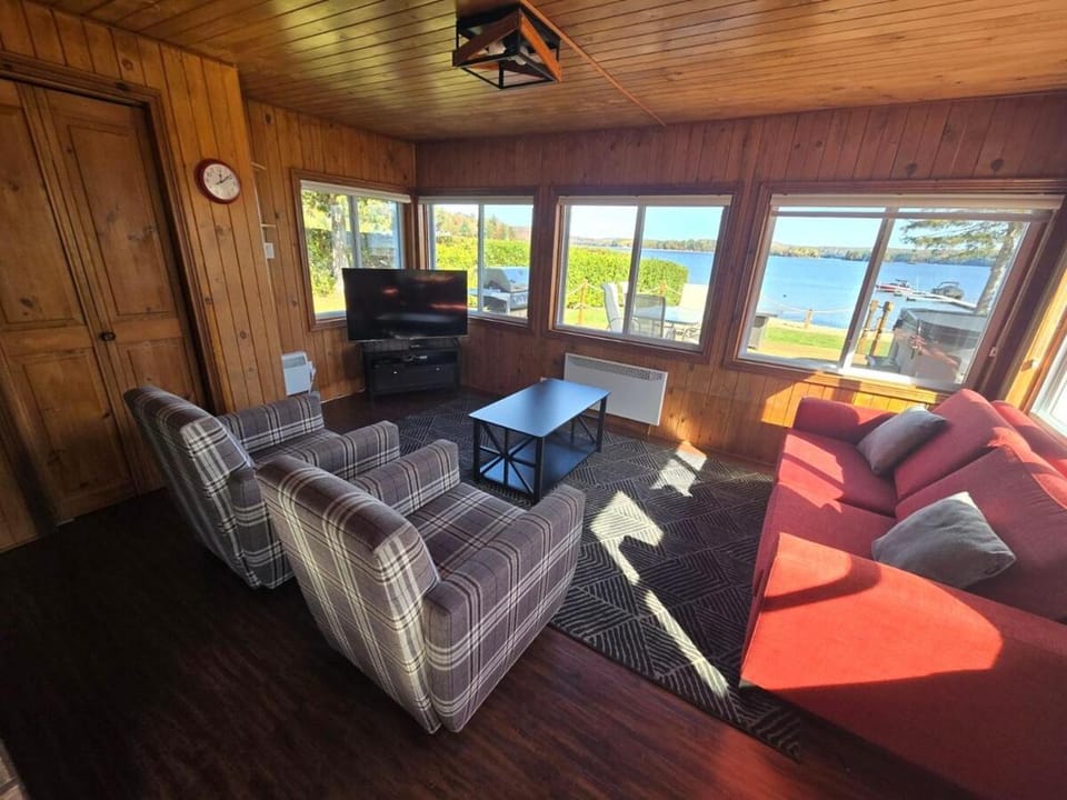 Chalet du Manoir-Bord de l'eau-Plage Chalet in Lac Simon