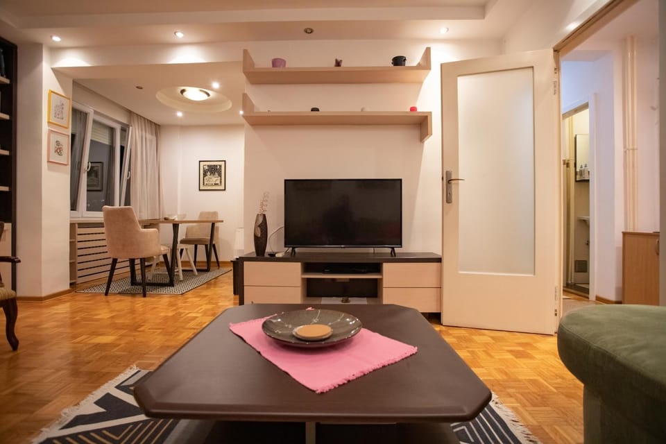 Communal lounge/ TV room, TV and multimedia, Living room, Seating area, Dining area, Evening entertainment