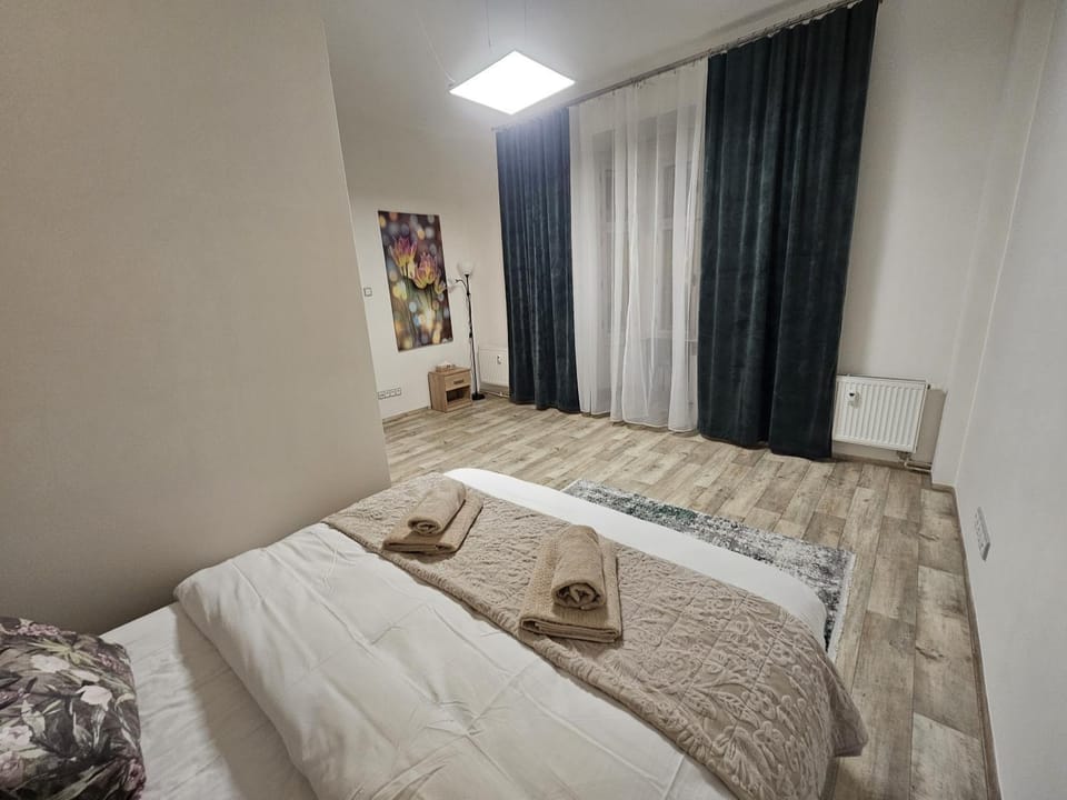 Bed, Bedroom, internet, towels