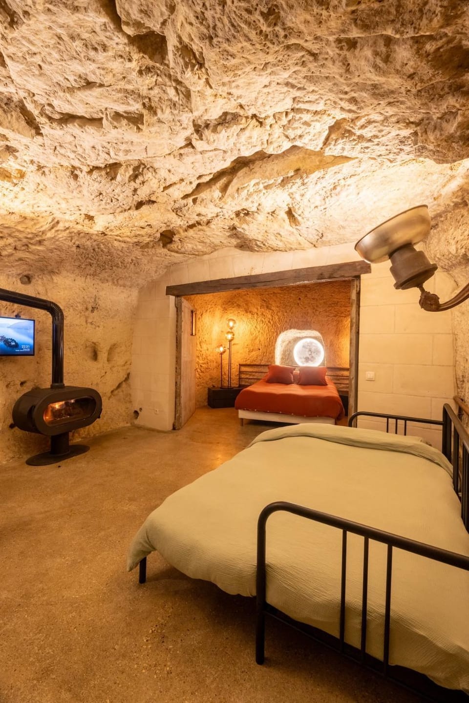 Bed, TV and multimedia, Living room, Seating area, heating