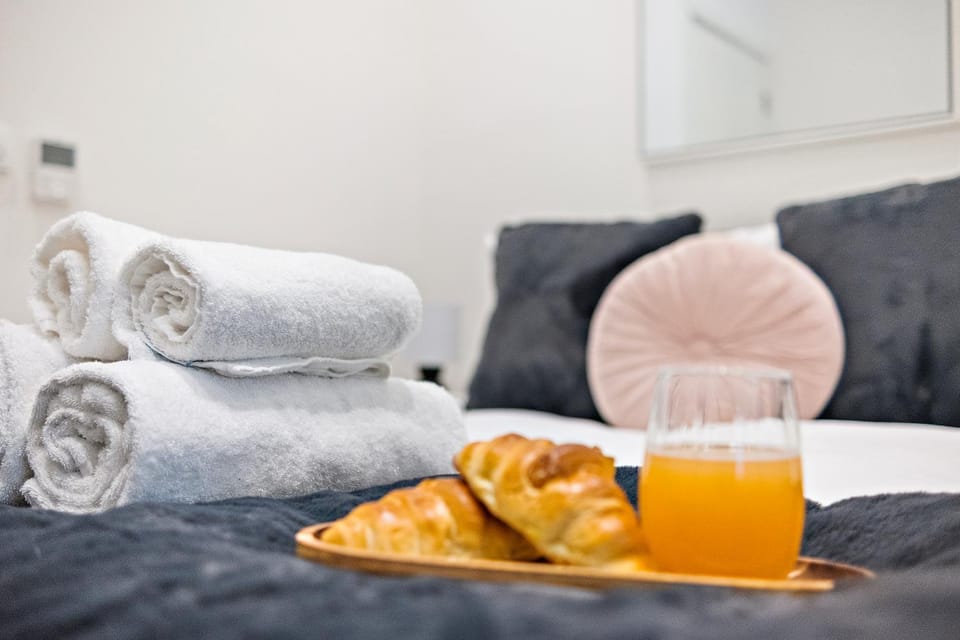 Bedroom, towels