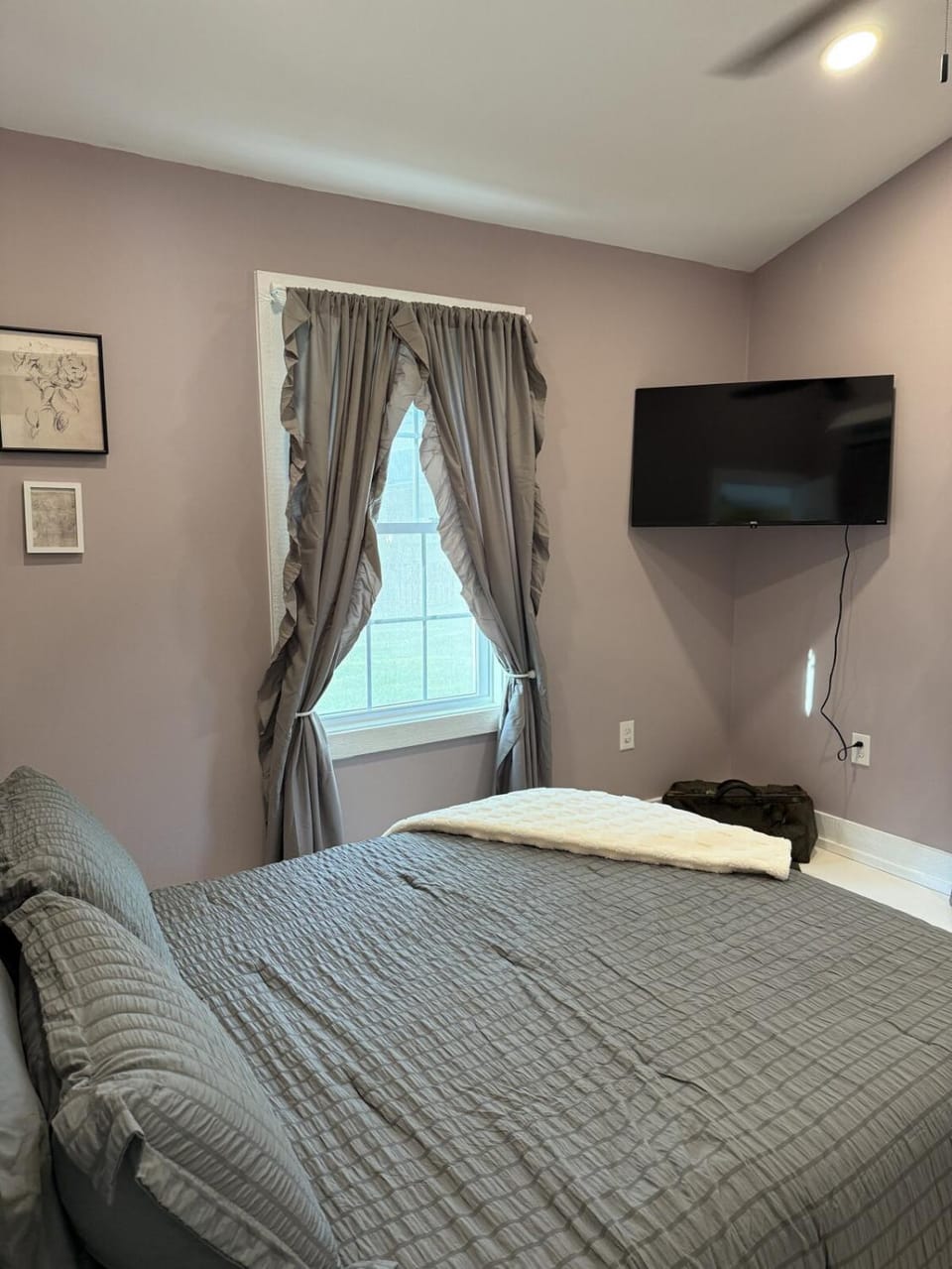 Bed, TV and multimedia, Photo of the whole room, Bedroom