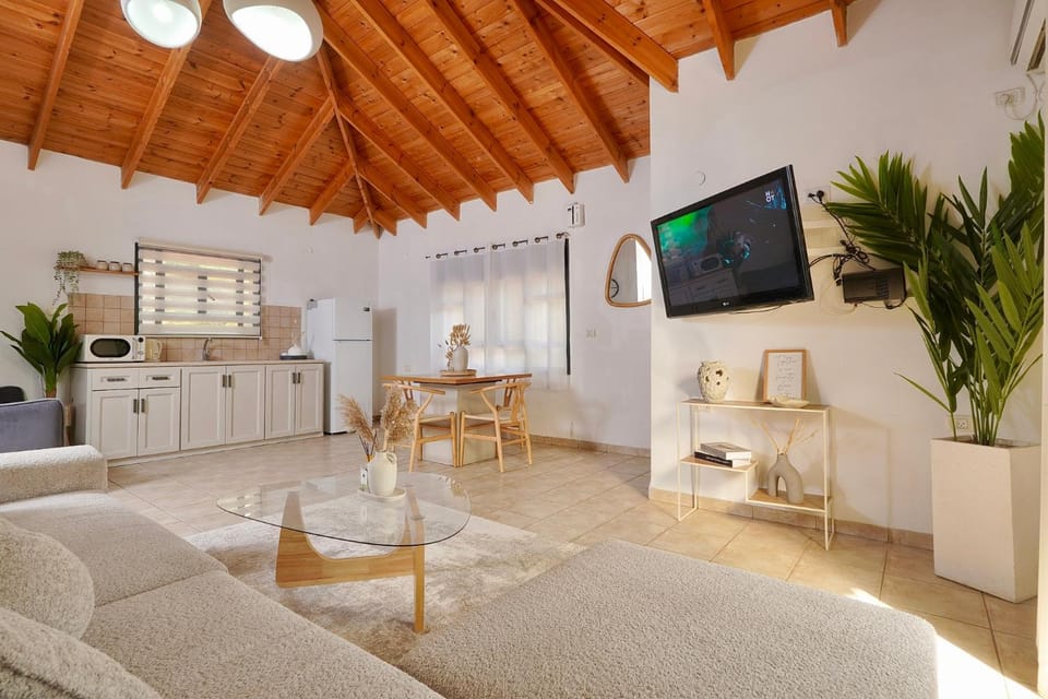 Bed, TV and multimedia, Kitchen or kitchenette, Living room, Photo of the whole room, Seating area, Bedroom