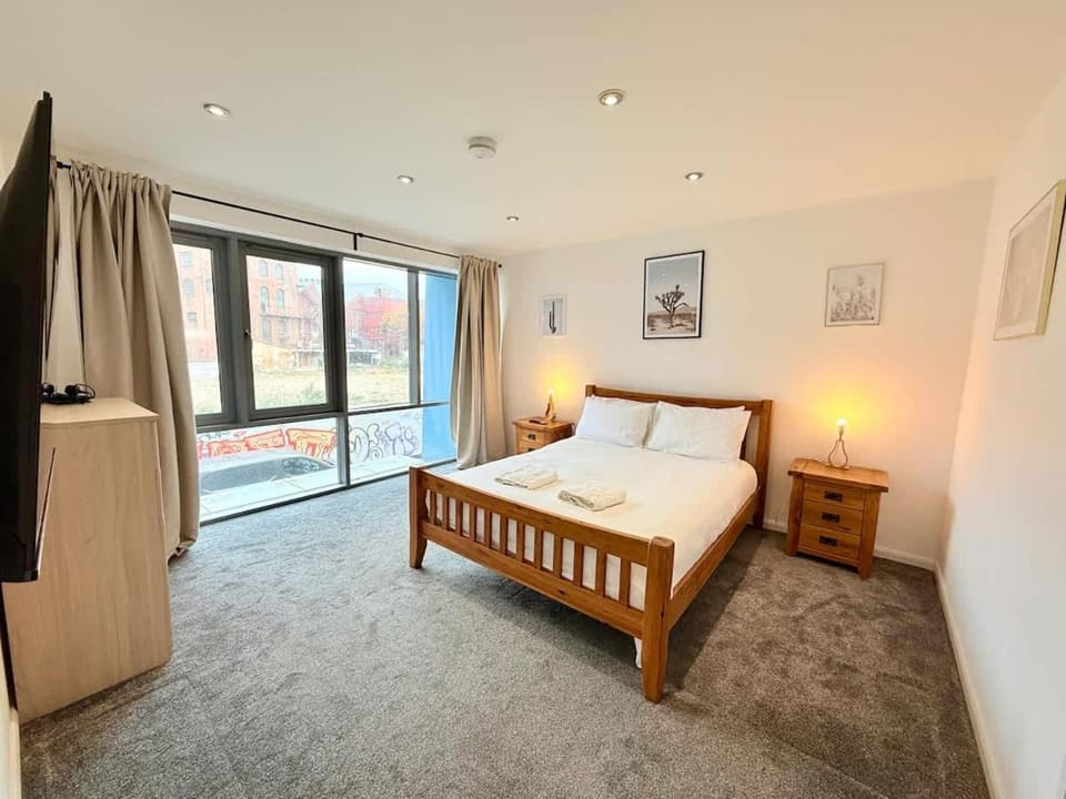 BIG FUN Flat in City Centre with Patio Apartment in Bristol