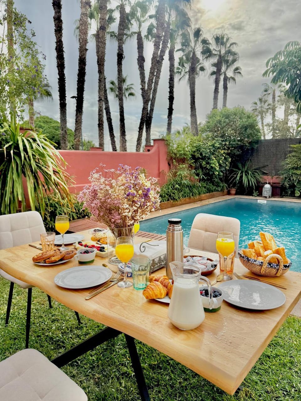 Swimming pool, Breakfast
